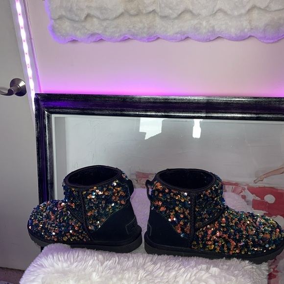 Sequin Embellished Boots Ugg ankle high boots in black leather and fur - Picture 3 of 6